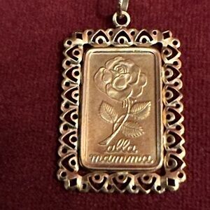 Vintage Elegant Gold Rose color Pendant Necklace